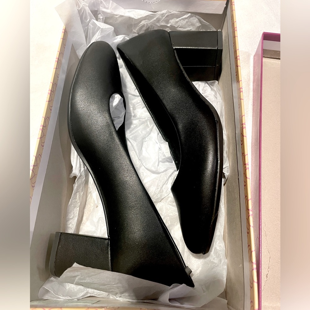 NWT black pumps size 8